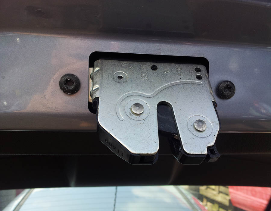 Vauxhall Corsa Design tailgate-catch